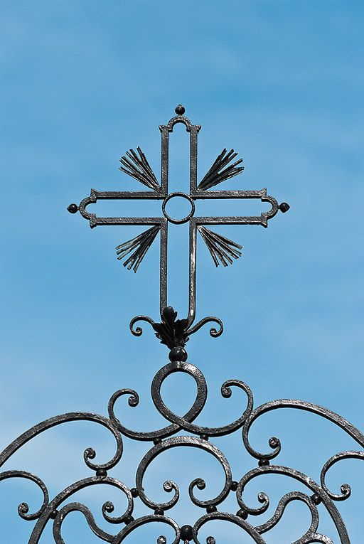 Cour d'angle sur rue : détail du portail en fer forgé. © Pierre-Marie Barbe-Richaud / Région Bourgogne-Franche-Comté, Inventaire du patrimoine - 2010