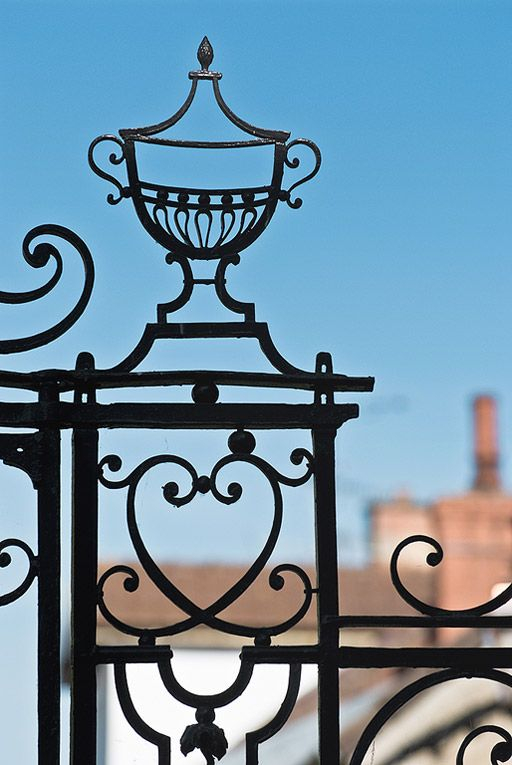 Cour d'angle sur rue : détail du portail en fer forgé. © Pierre-Marie Barbe-Richaud / Région Bourgogne-Franche-Comté, Inventaire du patrimoine - 2010