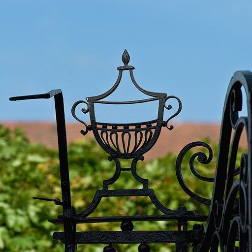 Cour d'angle sur rue : détail du portail en fer forgé. © Pierre-Marie Barbe-Richaud / Région Bourgogne-Franche-Comté, Inventaire du patrimoine - 2010