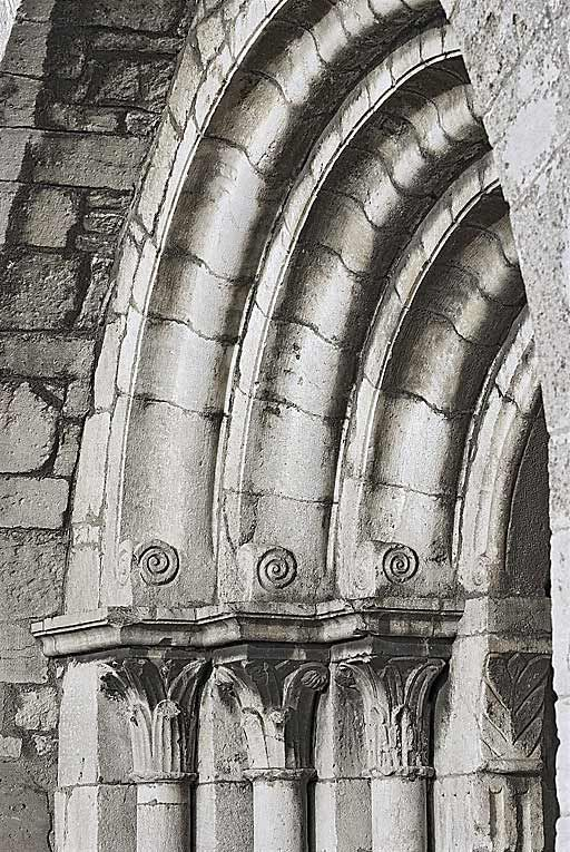 Détail des colonnettes du portail. © Thierry Kuntz / Région Bourgogne-Franche-Comté, Inventaire du patrimoine - 2010