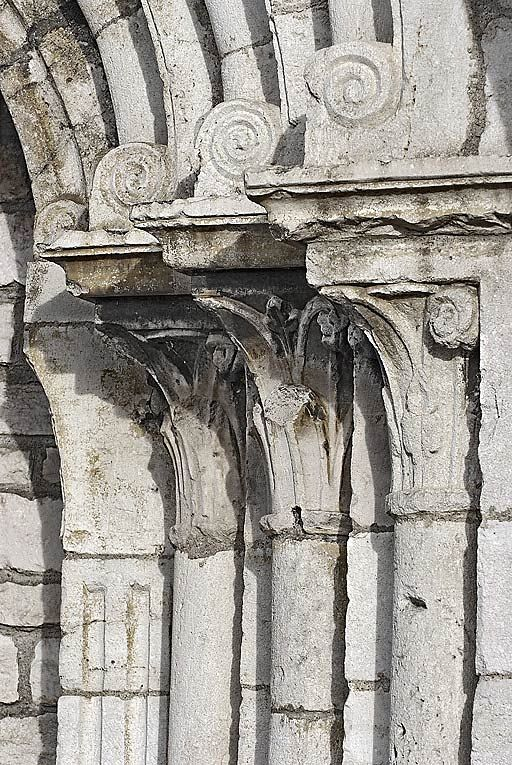Détail des colonnettes du portail. © Thierry Kuntz / Région Bourgogne-Franche-Comté, Inventaire du patrimoine - 2010