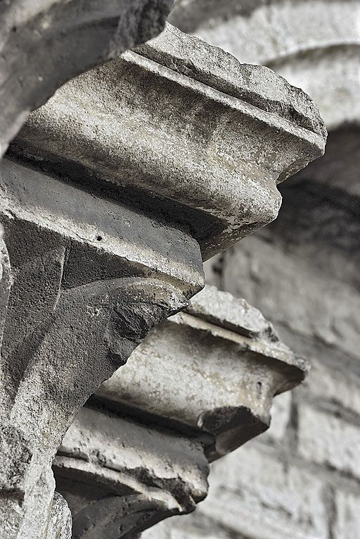 Détail des colonnettes du portail. © Thierry Kuntz / Région Bourgogne-Franche-Comté, Inventaire du patrimoine - 2010