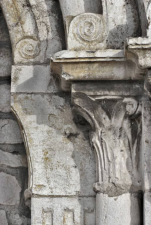 Détail des colonnettes du portail. © Thierry Kuntz / Région Bourgogne-Franche-Comté, Inventaire du patrimoine - 2010