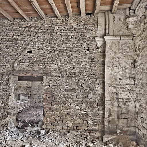 Ancienne chapelle : vue de la pièce médiane ; pilier. © Thierry Kuntz / Région Bourgogne-Franche-Comté, Inventaire du patrimoine - 2010