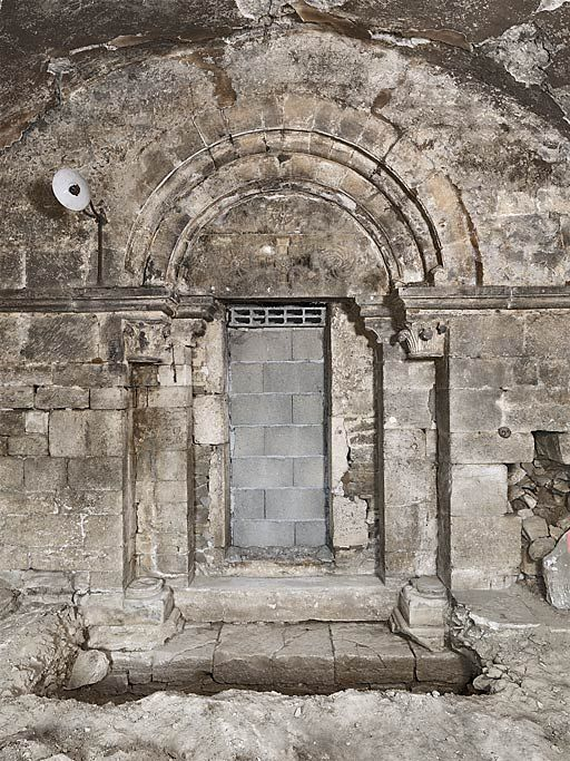 Porterie : porte donnant sur la cour vue de l'intérieur. © Thierry Kuntz / Région Bourgogne-Franche-Comté, Inventaire du patrimoine - 2010