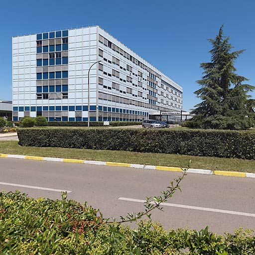 Bâtiment principal, vue d'ensemble de trois-quarts. © Thierry Kuntz / Région Bourgogne-Franche-Comté, Inventaire du patrimoine - 2010