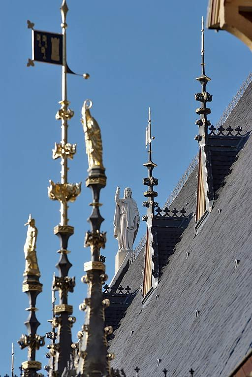 Toit du grand bâtiment sur rue, détail des ornements et statue du Christ. © Thierry Kuntz / Région Bourgogne-Franche-Comté, Inventaire du patrimoine - 2010