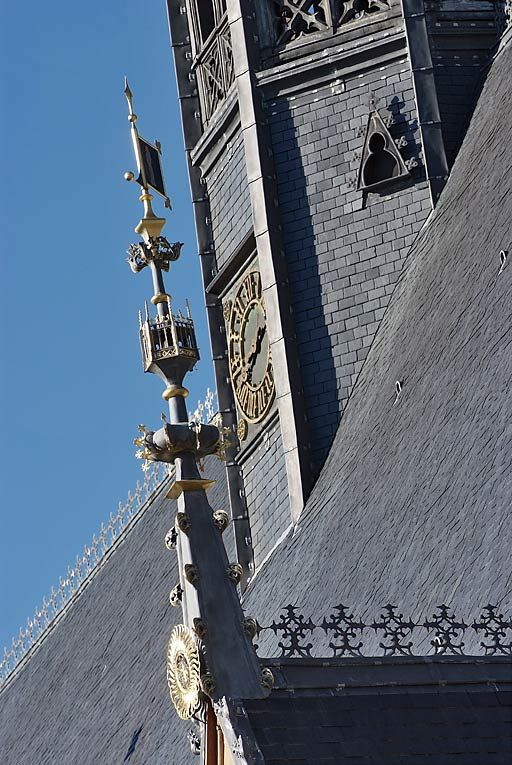 Toit du grand bâtiment sur rue, détail : pinacle de lucarne et base du clocher. © Thierry Kuntz / Région Bourgogne-Franche-Comté, Inventaire du patrimoine - 2010
