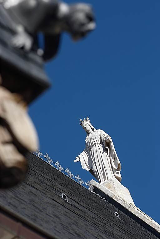 Toit du grand bâtiment sur rue, détail : statue de la Vierge. © Thierry Kuntz / Région Bourgogne-Franche-Comté, Inventaire du patrimoine - 2010