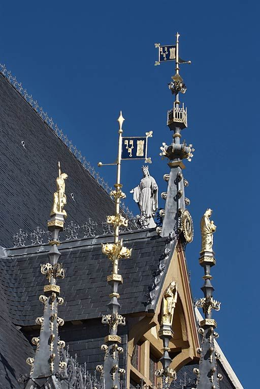 Toit du grand bâtiment sur rue, détail : ornements et statue de la Vierge. © Thierry Kuntz / Région Bourgogne-Franche-Comté, Inventaire du patrimoine - 2010