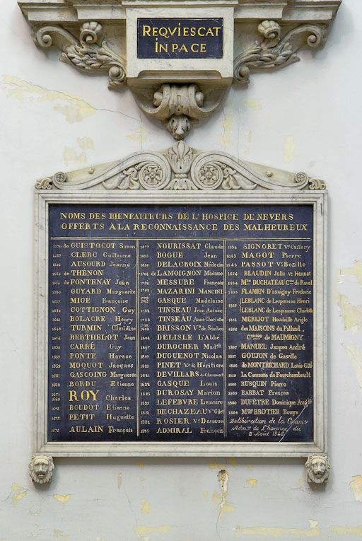 Chapelle : plaque commémorative avec les noms des bienfaiteurs de l'hôpital général. © Pierre-Marie Barbe-Richaud / Région Bourgogne-Franche-Comté, Inventaire du patrimoine - 2010