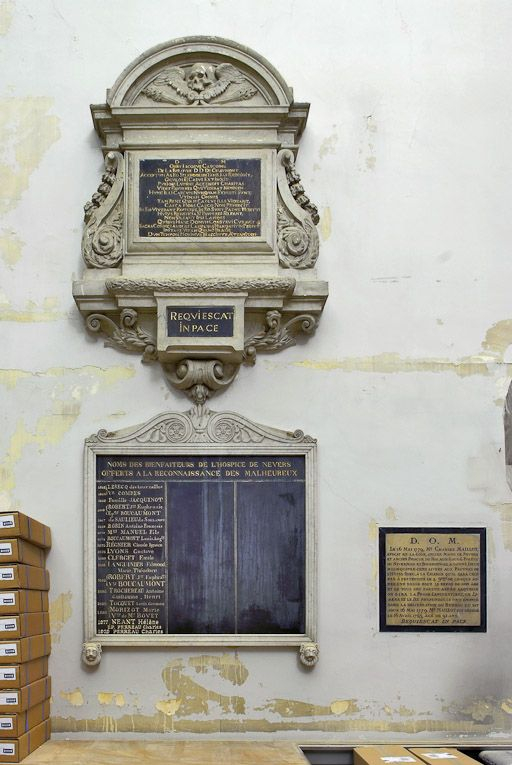 Chapelle : ensemble de trois plaques sur le mur Sud. © Pierre-Marie Barbe-Richaud / Région Bourgogne-Franche-Comté, Inventaire du patrimoine - 2010
