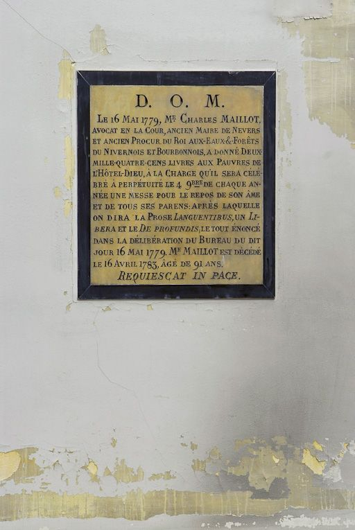 Chapelle : plaque funéraire. © Pierre-Marie Barbe-Richaud / Région Bourgogne-Franche-Comté, Inventaire du patrimoine - 2010