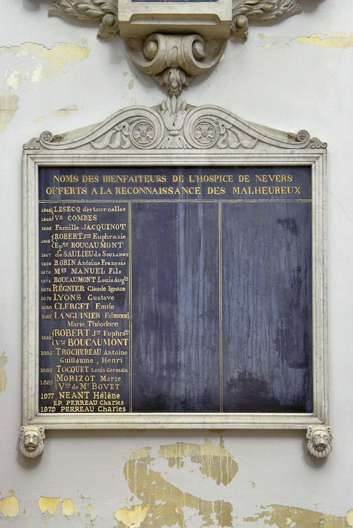 Chapelle : plaque commémorative des bienfaiteurs de l'hôpital. © Pierre-Marie Barbe-Richaud / Région Bourgogne-Franche-Comté, Inventaire du patrimoine - 2010