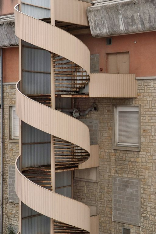 Aile postérieure du Bâtiment Inconnu (service de radiologie) : détail d'une cage d'escalier. © Pierre-Marie Barbe-Richaud / Région Bourgogne-Franche-Comté, Inventaire du patrimoine - 2010