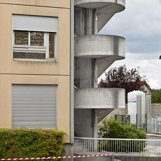 Bâtiment Maternité-Gynécologie (Gérontologie au moment de la prise de vue) : détail de l'escalier extérieur du pignon Sud. © Pierre-Marie Barbe-Richaud / Région Bourgogne-Franche-Comté, Inventaire du patrimoine - 2010