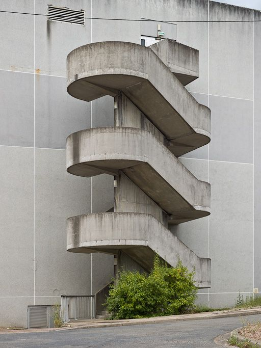 Bâtiment Maternité-Gynécologie (Gérontologie au moment de la prise de vue) : détail de l'escalier extérieur du pignon Sud. © Pierre-Marie Barbe-Richaud / Région Bourgogne-Franche-Comté, Inventaire du patrimoine - 2010