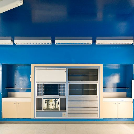 Bâtiment Maternité-Gynécologie (Gérontologie au moment de la prise de vue) : ancienne salle d'accouchement, rangements. © Pierre-Marie Barbe-Richaud / Région Bourgogne-Franche-Comté, Inventaire du patrimoine - 2010