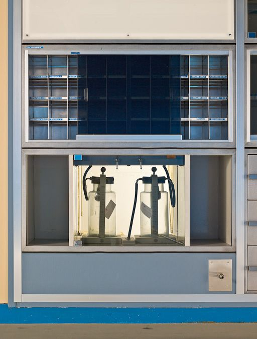 Bâtiment Maternité-Gynécologie (Gérontologie au moment de la prise de vue) : ancienne salle d'accouchement, pompe à vide. © Pierre-Marie Barbe-Richaud / Région Bourgogne-Franche-Comté, Inventaire du patrimoine - 2010