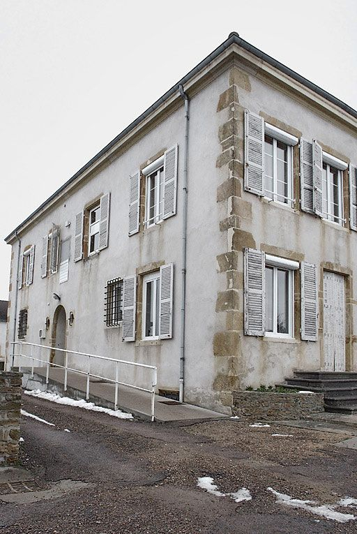 Bâtiment donnant sur la rue de la Gare : élévation latérale du corps gauche vue de trois-quarts. © Thierry Kuntz / Région Bourgogne-Franche-Comté, Inventaire du patrimoine - 2010