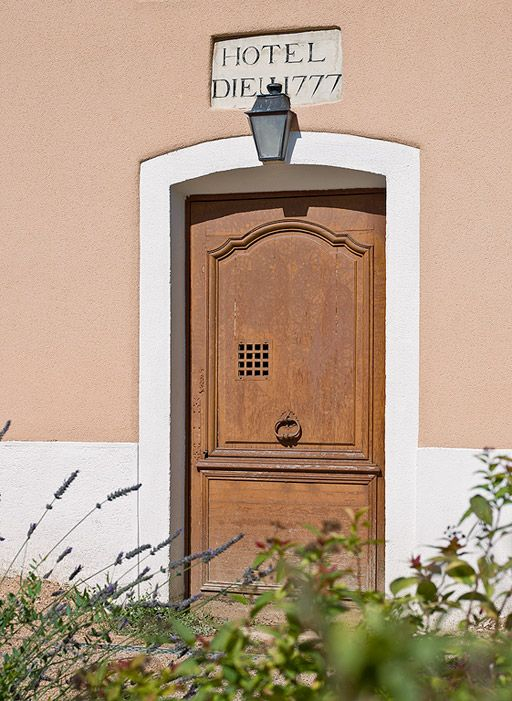 Porte d'entrée datée 1777. © Pierre-Marie Barbe-Richaud / Région Bourgogne-Franche-Comté, Inventaire du patrimoine - 2010