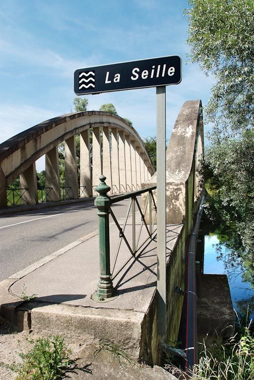 Pont de la Culée, il permet de traverser la Seille en direction de Branges. Entrée du pont avec panneau indiquant qu'il franchit la Seille. © Jean-Luc Duthu / Région Bourgogne-Franche-Comté, Inventaire du patrimoine - 2010
