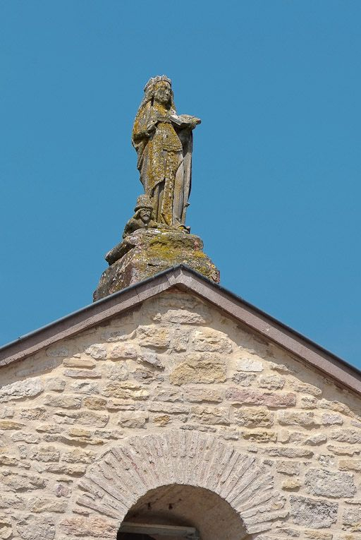 L'élévation de la façade présente une statue de sainte Catherine (?) en amortissement au centre. © Jean-Luc Duthu / Région Bourgogne-Franche-Comté, Inventaire du patrimoine - 2010