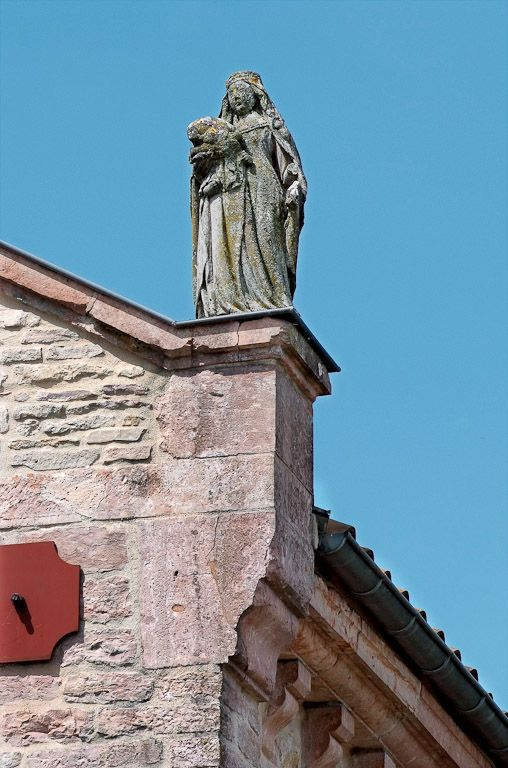 L'élévation de la façade présente une statue de Vierge à l'Enfant en amortissement à droite. © Jean-Luc Duthu / Région Bourgogne-Franche-Comté, Inventaire du patrimoine - 2010