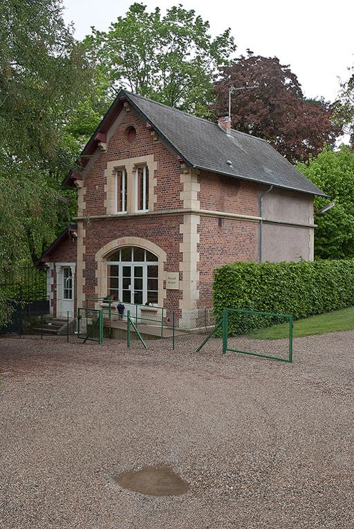 Loge du concierge. © Pierre-Marie Barbe-Richaud / Région Bourgogne-Franche-Comté, Inventaire du patrimoine - 2010 Loge du concierge. © Pierre-Marie Barbe-Richaud / Région Bourgogne-Franche-Comté, Inventaire du patrimoine - 2010