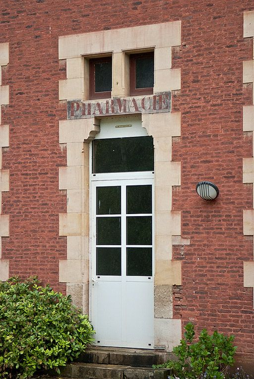 Pavillon de l'aile gauche : porte de l'ancienne pharmacie. © Pierre-Marie Barbe-Richaud / Région Bourgogne-Franche-Comté, Inventaire du patrimoine - 2010 Pavillon de l'aile gauche : porte de l'ancienne pharmacie. © Pierre-Marie Barbe-Richaud / Région Bourgogne-Franche-Comté, Inventaire du patrimoine - 2010