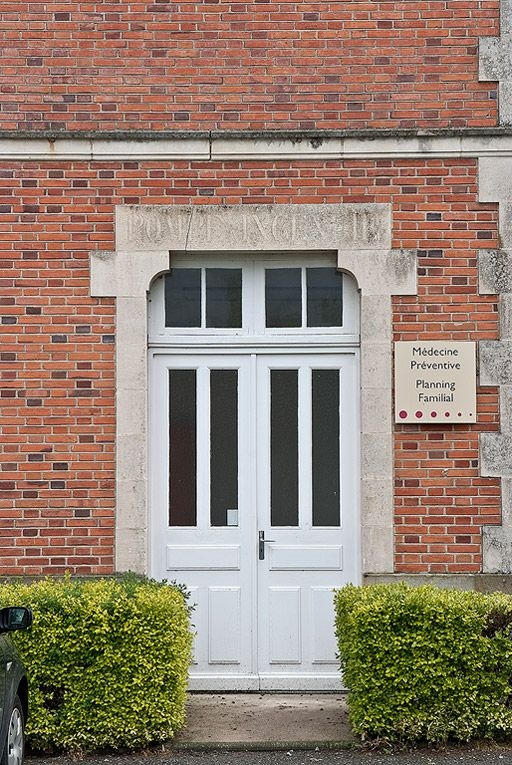 Bâtiment de services : porte latérale. © Pierre-Marie Barbe-Richaud / Région Bourgogne-Franche-Comté, Inventaire du patrimoine - 2010 Bâtiment de services : porte latérale. © Pierre-Marie Barbe-Richaud / Région Bourgogne-Franche-Comté, Inventaire du patrimoine - 2010