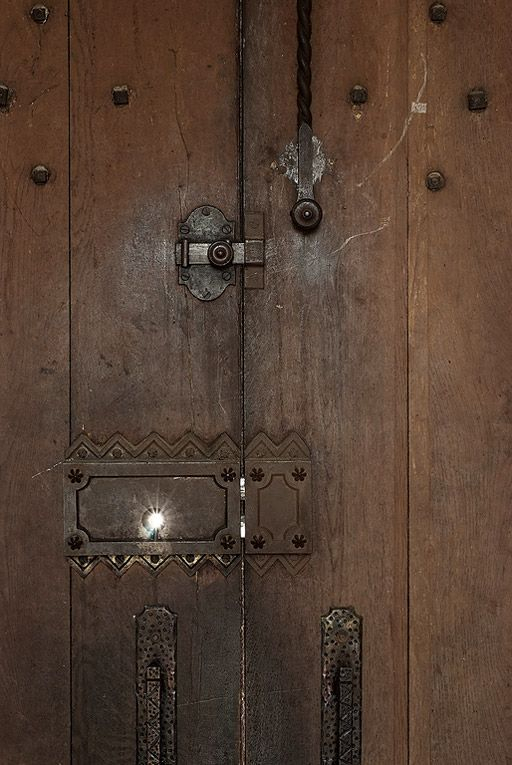 Chapelle : détail de la porte. © Pierre-Marie Barbe-Richaud / Région Bourgogne-Franche-Comté, Inventaire du patrimoine - 2010 Chapelle : détail de la porte. © Pierre-Marie Barbe-Richaud / Région Bourgogne-Franche-Comté, Inventaire du patrimoine - 2010