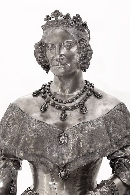 Détail : buste, de face. © Pierre-Marie Barbe-Richaud / Région Bourgogne-Franche-Comté, Inventaire du patrimoine - 2010