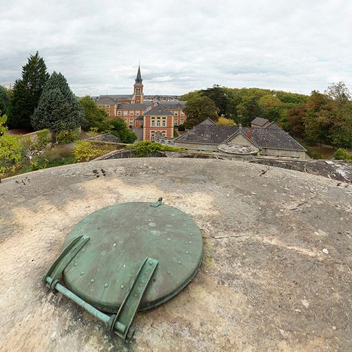 Vue d'ensemble de l'hôpital avec le trou d'homme du château d'eau au premier plan. © Pierre-Marie Barbe-Richaud / Région Bourgogne-Franche-Comté, Inventaire du patrimoine - 2010 Vue d'ensemble de l'hôpital avec le trou d'homme du château d'eau au premier plan. © Pierre-Marie Barbe-Richaud / Région Bourgogne-Franche-Comté, Inventaire du patrimoine - 2010