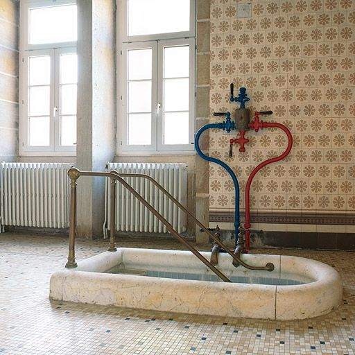 Salle de bain à l'extrémité de l'aile droite. © Pierre-Marie Barbe-Richaud / Région Bourgogne-Franche-Comté, Inventaire du patrimoine - 2010 Salle de bain à l'extrémité de l'aile droite. © Pierre-Marie Barbe-Richaud / Région Bourgogne-Franche-Comté, Inventaire du patrimoine - 2010