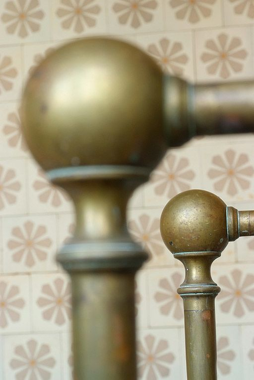 Salle de bain à l'extrémité de l'aile droite : détail des rampes d'une baignoire. © Pierre-Marie Barbe-Richaud / Région Bourgogne-Franche-Comté, Inventaire du patrimoine - 2010 Salle de bain à l'extrémité de l'aile droite : détail des rampes d'une baignoire. © Pierre-Marie Barbe-Richaud / Région Bourgogne-Franche-Comté, Inventaire du patrimoine - 2010