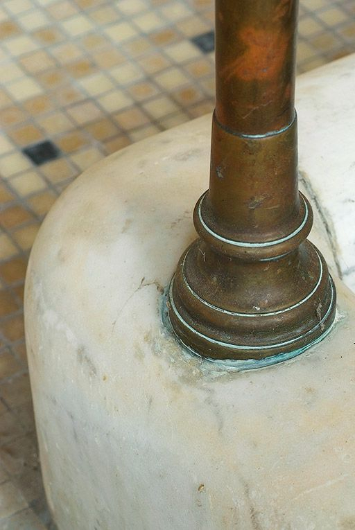 Salle de bain à l'extrémité de l'aile droite : détail d'une rampe de baignoire. © Pierre-Marie Barbe-Richaud / Région Bourgogne-Franche-Comté, Inventaire du patrimoine - 2010 Salle de bain à l'extrémité de l'aile droite : détail d'une rampe de baignoire. © Pierre-Marie Barbe-Richaud / Région Bourgogne-Franche-Comté, Inventaire du patrimoine - 2010