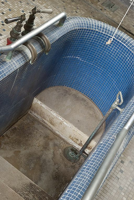 Corps central, salle de bain à droite du couloir du cabinet du médecin : détail de la baignoire. © Pierre-Marie Barbe-Richaud / Région Bourgogne-Franche-Comté, Inventaire du patrimoine - 2010 Corps central, salle de bain à droite du couloir du cabinet du médecin : détail de la baignoire. © Pierre-Marie Barbe-Richaud / Région Bourgogne-Franche-Comté, Inventaire du patrimoine - 2010