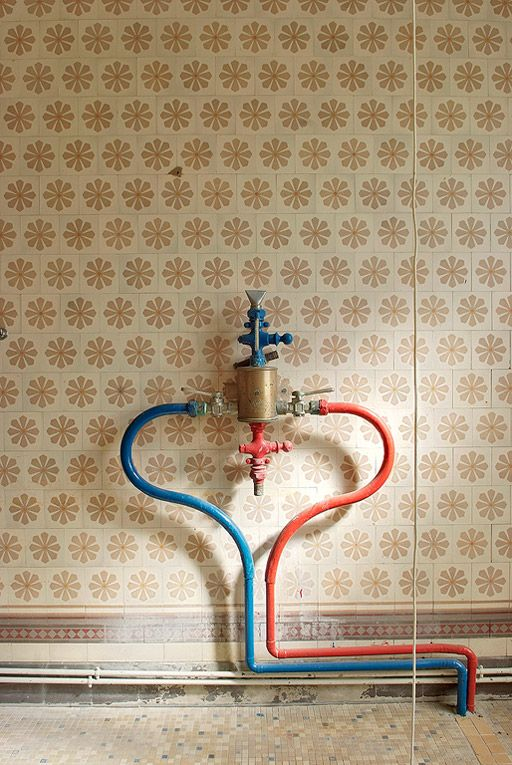 Corps central, salle de bain à droite du couloir du cabinet du médecin : détail du mitigeur. © Pierre-Marie Barbe-Richaud / Région Bourgogne-Franche-Comté, Inventaire du patrimoine - 2010 Corps central, salle de bain à droite du couloir du cabinet du médecin : détail du mitigeur. © Pierre-Marie Barbe-Richaud / Région Bourgogne-Franche-Comté, Inventaire du patrimoine - 2010