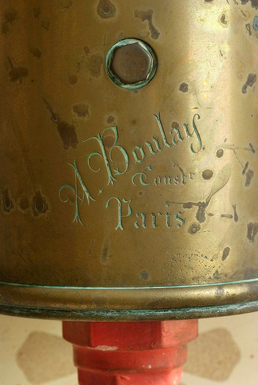 Corps central, salle de bain à droite du couloir du cabinet du médecin : marque du mitigeur. © Pierre-Marie Barbe-Richaud / Région Bourgogne-Franche-Comté, Inventaire du patrimoine - 2010 Corps central, salle de bain à droite du couloir du cabinet du médecin : marque du mitigeur. © Pierre-Marie Barbe-Richaud / Région Bourgogne-Franche-Comté, Inventaire du patrimoine - 2010