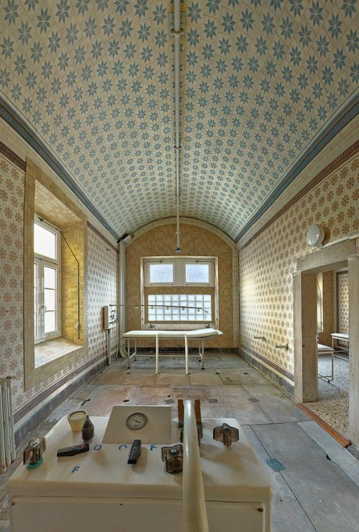 Salle de massage sous douche. © Pierre-Marie Barbe-Richaud / Région Bourgogne-Franche-Comté, Inventaire du patrimoine - 2010 Salle de massage sous douche. © Pierre-Marie Barbe-Richaud / Région Bourgogne-Franche-Comté, Inventaire du patrimoine - 2010