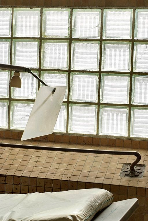 Salle de massage sous douche, détail. © Pierre-Marie Barbe-Richaud / Région Bourgogne-Franche-Comté, Inventaire du patrimoine - 2010 Salle de massage sous douche, détail. © Pierre-Marie Barbe-Richaud / Région Bourgogne-Franche-Comté, Inventaire du patrimoine - 2010