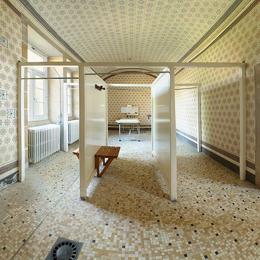 Salle de massage sous douche, à l'extrémité de l'aile gauche. © Pierre-Marie Barbe-Richaud / Région Bourgogne-Franche-Comté, Inventaire du patrimoine - 2010 Salle de massage sous douche, à l'extrémité de l'aile gauche. © Pierre-Marie Barbe-Richaud / Région Bourgogne-Franche-Comté, Inventaire du patrimoine - 2010