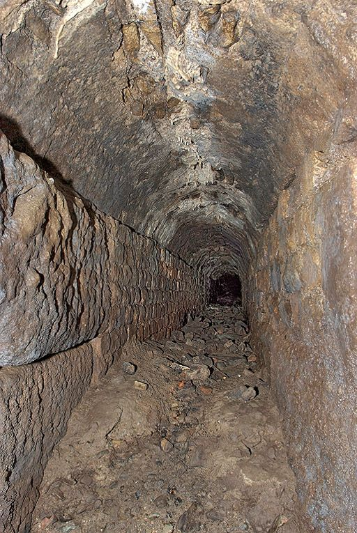 Première galerie : partie ouest partiellement obstruée par des gravats. © Pierre-Marie Barbe-Richaud / Région Bourgogne-Franche-Comté, Inventaire du patrimoine - 2010