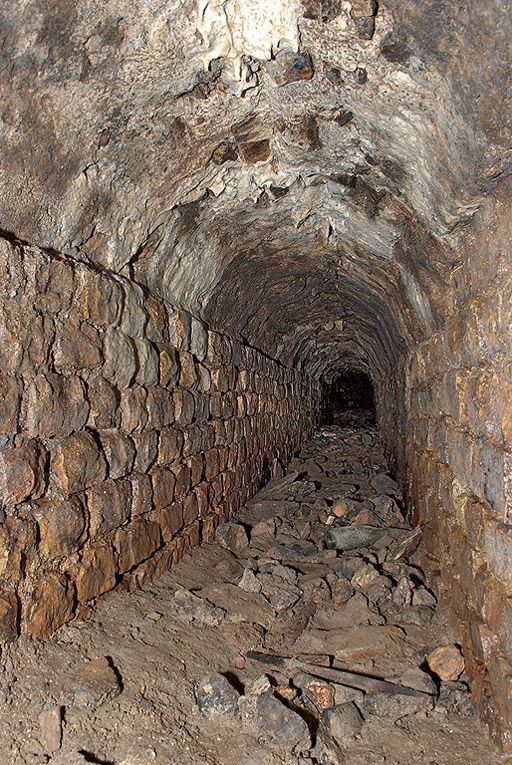 Première galerie : partie ouest partiellement obstruée par des gravats. © Pierre-Marie Barbe-Richaud / Région Bourgogne-Franche-Comté, Inventaire du patrimoine - 2010