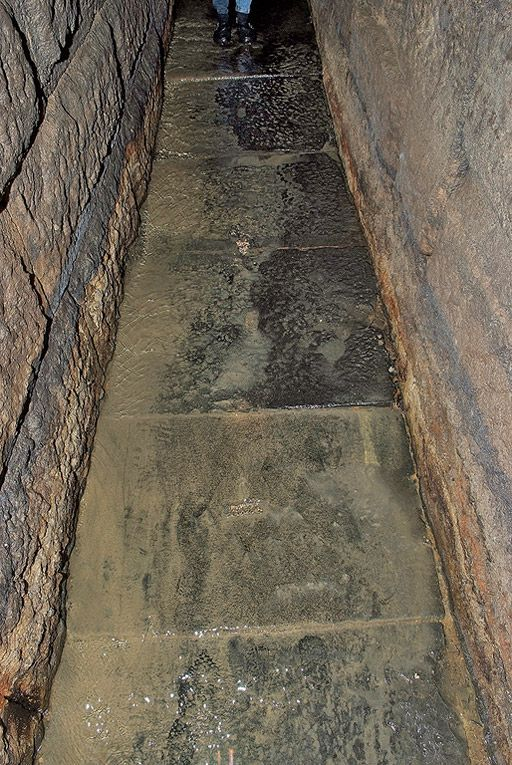 Deuxième galerie :  détail des dalles du sol. © Pierre-Marie Barbe-Richaud / Région Bourgogne-Franche-Comté, Inventaire du patrimoine - 2010