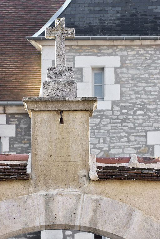 Détail de la croix surmontant le portail. © Thierry Kuntz / Région Bourgogne-Franche-Comté, Inventaire du patrimoine - 2010