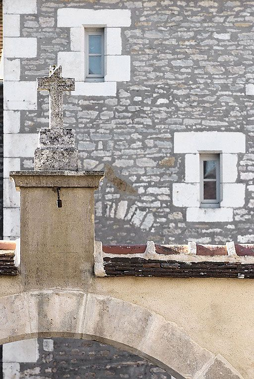 Détail de la croix surmontant le portail. © Thierry Kuntz / Région Bourgogne-Franche-Comté, Inventaire du patrimoine - 2010