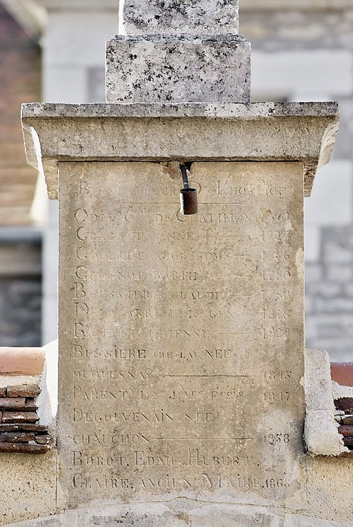 Détail de la croix surmontant le portail. © Thierry Kuntz / Région Bourgogne-Franche-Comté, Inventaire du patrimoine - 2010