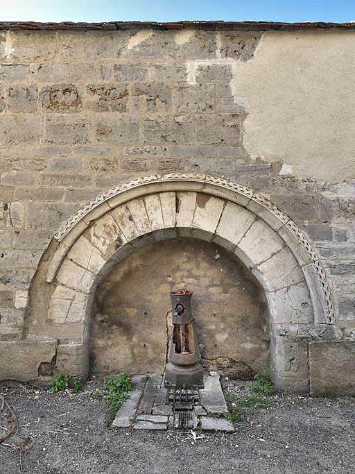 Fontaine dans le mur de clôture rue de l'hôpital. © Thierry Kuntz / Région Bourgogne-Franche-Comté, Inventaire du patrimoine - 2010